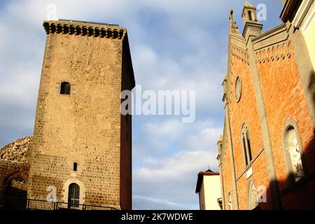 Civitella d'agliano, VT, Italie. L'ancienne Torre Monaldeschi et l'église Saint-Pierre & ST. Callixtus. Banque D'Images