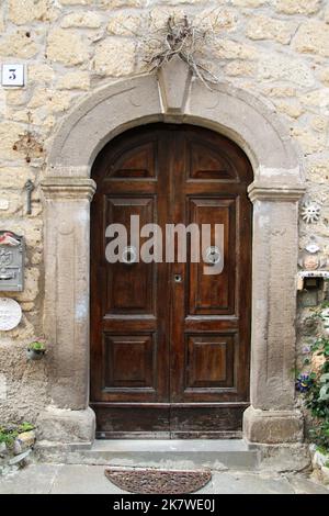 Magnifique portail voûté dans le vieux village de Civitella d'agliano, VT, Italie. Banque D'Images