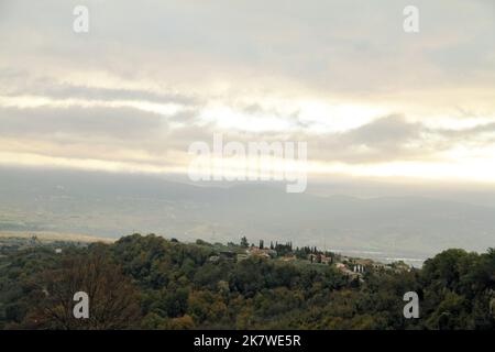 Civitella d'agliano, VT, Italie. Vue sur la vallée pittoresque entourant le village. Banque D'Images