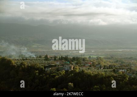 Civitella d'agliano, VT, Italie. Vue sur la vallée pittoresque entourant le village. Banque D'Images