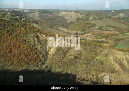 Civitella d'agliano, VT, Italie. Vue sur la vallée de Calanchi, avec ses falaises crayeuses pittoresques. Banque D'Images