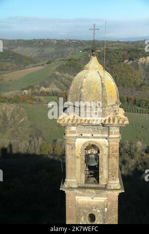 Civitella d'agliano, VT, Italie. Le clocher de l'église médiévale de Saint-Pierre et Saint-ST. Callixtus, avec une belle vue sur la vallée autour. Banque D'Images