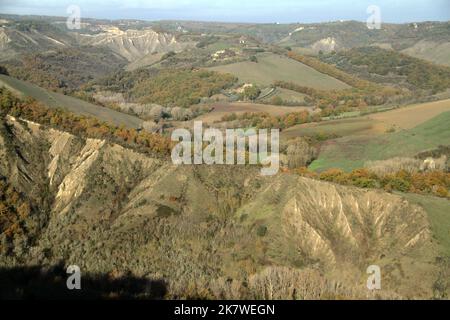 Civitella d'agliano, VT, Italie. Vue sur la vallée de Calanchi, avec ses falaises crayeuses pittoresques. Banque D'Images