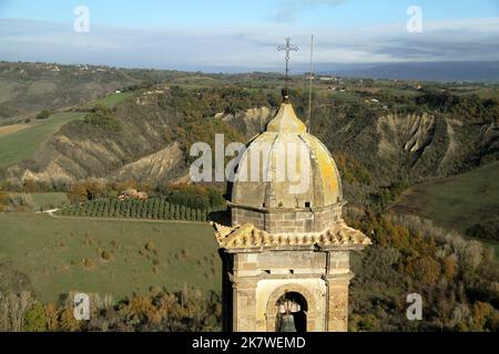 Civitella d'agliano, VT, Italie. Le clocher de l'église médiévale de Saint-Pierre et Saint-ST. Callixtus, avec une belle vue sur la vallée autour. Banque D'Images