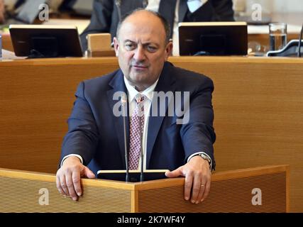 Le vice-ministre wallon, président Willy Borsus, en photo lors d'une session plénière du Parlement wallon à Namur, le mercredi 19 octobre 2022. BELGA PHOTO ERIC LALMAND Banque D'Images