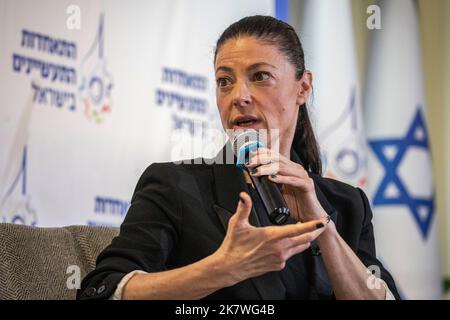 19 octobre 2022, Israël, tel Aviv: Le ministre israélien des Transports et de la sécurité routière, Merav Michaeli, s'exprime lors d'un événement pré-électoral à l'Association des manufacturiers d'Israël. Des élections législatives sont prévues en Israël le 01 novembre 2022 pour élire la Knesset de 25th. Photo: Ilia Yefimovich/dpa Banque D'Images