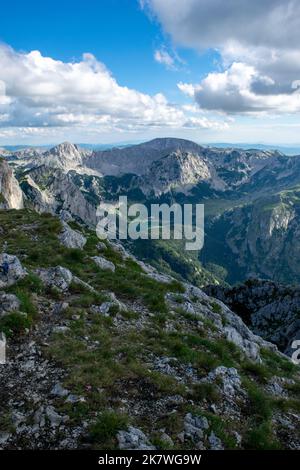 Panorama sur la montagne avec le lac dans la vallée. Banque D'Images