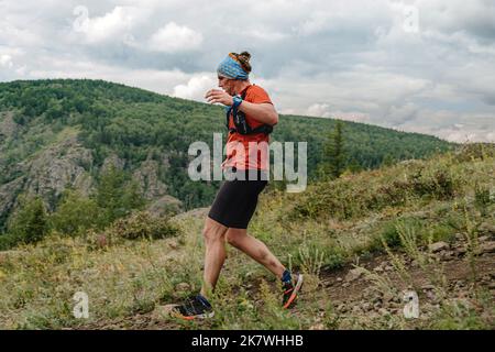 Bannoe, Russie - 31 juillet 2022: Athlète coureur course descente de montagne dans le sentier sauvage de MMK Banque D'Images