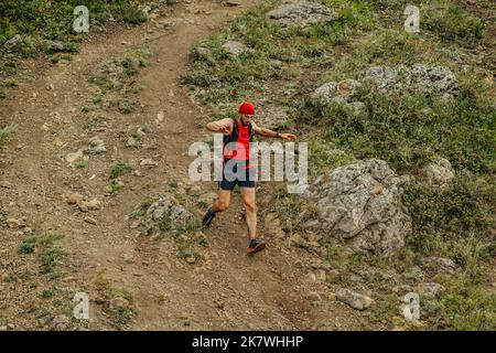 Bannoe, Russie - 31 juillet 2022: Athlète coureur courir la descente de montagne abrupte dans le sentier sauvage de MMK Banque D'Images