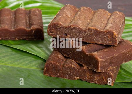 Panela - mélasse dure de canne à sucre en copeaux; Saccharum officinarum Banque D'Images