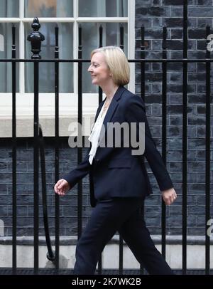 Londres, Royaume-Uni. 19th octobre 2022. Le Premier ministre britannique Liz Truss quitte la rue Downing no 10 pour les questions du Premier ministre au Parlement, mercredi, 19 octobre 2022. Mme Truss est de plus en plus pressante de démissionner suite à un mini-budget désastreux qui a entraîné la chute libre de l'économie britannique. Photo de Hugo Philpott/UPI crédit: UPI/Alay Live News Banque D'Images