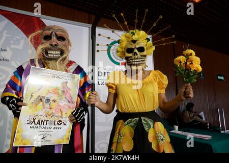 Mexico, Mexique. 18th octobre 2022. 18 octobre 2022, Mexico, Mexique : les membres du Huatusco Quetzal Tohua déguisés en hommage à la mort proposent une danse folklorique pour promouvoir le festival Xantolo dans l'État de Veracruz dans le cadre du jour des morts à la Chambre des députés. Sur 18 octobre 2022 à Mexico, Mexique (photo par Luis Barron/Groupe Eyepix/Sipa USA) crédit: SIPA USA/Alay Live News Banque D'Images