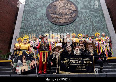 Mexico, Mexique. 18th octobre 2022. 18 octobre 2022, Mexico, Mexique : les membres du Huatusco Quetzal Tohua déguisés en hommage à la mort proposent une danse folklorique pour promouvoir le festival Xantolo dans l'État de Veracruz dans le cadre du jour des morts à la Chambre des députés. Sur 18 octobre 2022 à Mexico, Mexique (photo par Luis Barron/Groupe Eyepix/Sipa USA) crédit: SIPA USA/Alay Live News Banque D'Images