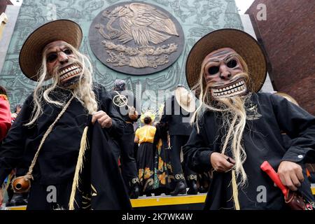 Mexico, Mexique. 18th octobre 2022. 18 octobre 2022, Mexico, Mexique : les membres du Huatusco Quetzal Tohua déguisés en hommage à la mort proposent une danse folklorique pour promouvoir le festival Xantolo dans l'État de Veracruz dans le cadre du jour des morts à la Chambre des députés. Sur 18 octobre 2022 à Mexico, Mexique (photo par Luis Barron/Groupe Eyepix/Sipa USA) crédit: SIPA USA/Alay Live News Banque D'Images