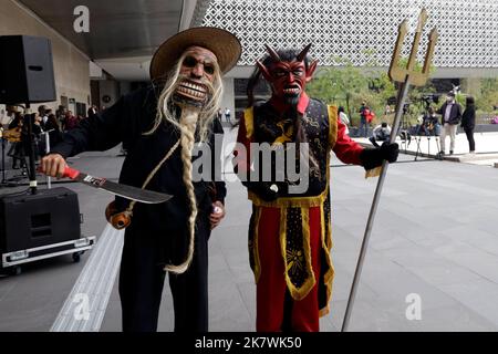 Mexico, Mexique. 18th octobre 2022. 18 octobre 2022, Mexico, Mexique : les membres du Huatusco Quetzal Tohua déguisés en hommage à la mort proposent une danse folklorique pour promouvoir le festival Xantolo dans l'État de Veracruz dans le cadre du jour des morts à la Chambre des députés. Sur 18 octobre 2022 à Mexico, Mexique (photo par Luis Barron/Groupe Eyepix/Sipa USA) crédit: SIPA USA/Alay Live News Banque D'Images