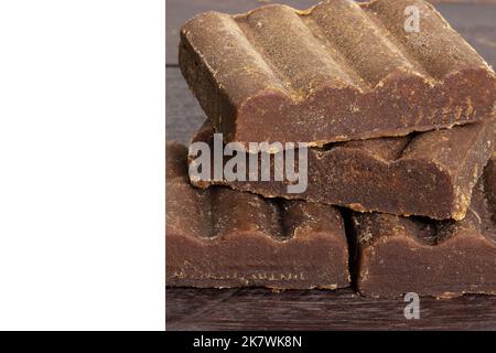 Panela - mélasse dure de canne à sucre en chips Saccharum officinarum; photo avec bande blanche pour le texte Banque D'Images