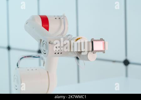 Bras du robot avec capteur d'image CCD et CMOS dans le manipulateur.Concept sur le thème de la vision artificielle et de la reconnaissance de modèle Banque D'Images