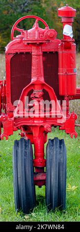 L'avant de ce tracteur a l'air d'un visage. Grand View LandTrust Park, Ellison Bay, comté de Door, Wisconsin Banque D'Images