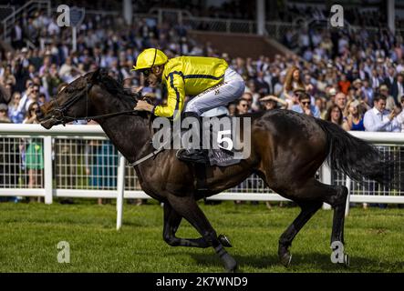 Photo du dossier datée du 16-04-2022 de Perfect Power monté par jockey Christophe Soumillon. Richard Fahey a salué Perfect Power comme « sans aucun doute le meilleur athlète de deux ans que j’ai formé » alors que le sprinter gagnant du groupe a pris sa retraite pour se tenir au Dalham Hall Stud. Date de la photo: Samedi 16 avril 2022. Date de publication : mercredi 19 octobre 2022. Banque D'Images