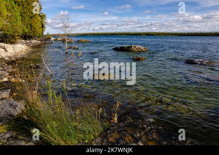 Les niveaux d'eau sont élevés sur les grands lacs de l'Ouest. L'eau est montrée ici couvrant les rochers de rivage, Toft point nature Conservancy, Door County, WI Banque D'Images