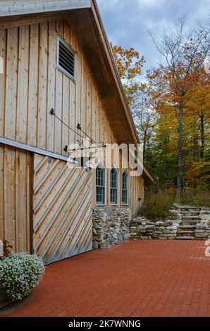 Les couleurs d'automne entourent le bâtiment Forge de l'école Folk Clearing à Ellison Bay, dans le comté de Door, Wisconsin Banque D'Images