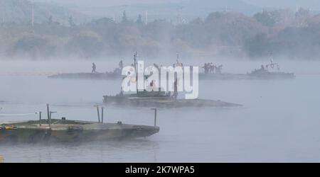 Yeoju, Corée du Sud. 19th octobre 2022. Des soldats américains participent à un exercice de traversée de rivière avec des soldats sud-coréens à Yeoju, en Corée du Sud, sur 19 octobre 2022. (Photo par: Lee Young-ho/Sipa USA) crédit: SIPA USA/Alay Live News Banque D'Images