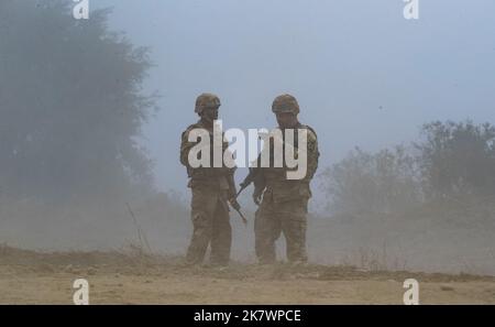 Yeoju, Corée du Sud. 19th octobre 2022. Des soldats américains participent à un exercice de traversée de rivière avec des soldats sud-coréens à Yeoju, en Corée du Sud, sur 19 octobre 2022. (Photo par: Lee Young-ho/Sipa USA) crédit: SIPA USA/Alay Live News Banque D'Images