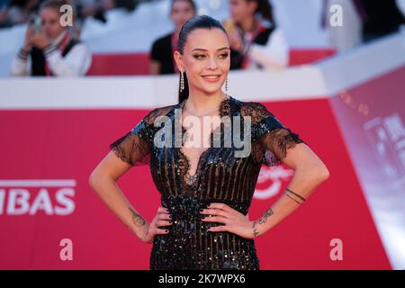 18 octobre 2022, Rome, Rome, Italie : Silvia Provvedi pour le film « la Californie » sur tapis rouge pendant les 6th jours du Festival du film de Rome. Elle porte une robe « Nicole Milano ». (Credit image: © Elena Vizzoca/Pacific Press via ZUMA Press Wire) Banque D'Images