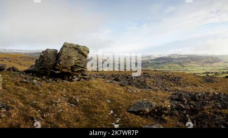 L'un des blocs erratiques dans Austick Norber près de Yorkshire Dales, UK Banque D'Images