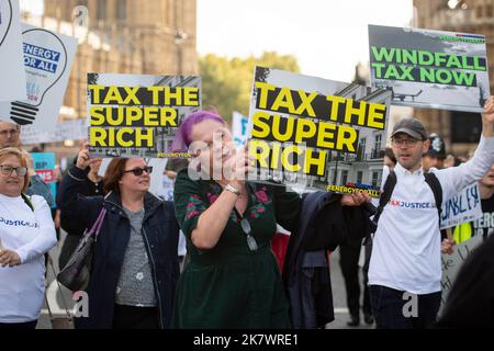 Londres, Royaume-Uni. 19 octobre 2022.. Les militants marchent à Westminster, appelant le gouvernement à donner à chacun une quantité universelle d'énergie gratuite, payée en mettant fin aux subventions aux combustibles fossiles, aux taxes hors-jeu et à des tarifs plus élevés sur la consommation excessive d'énergie, pour couvrir les nécessités telles que le chauffage, l'éclairage et la cuisine. Photo: David Mirzoeff/Alamy Live News Banque D'Images