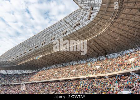 Spectateurs sur le podium du stade Lviv-Arena. Banque D'Images