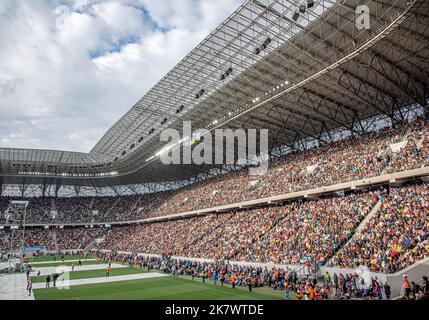 Spectateurs sur le podium du stade Lviv-Arena. Banque D'Images