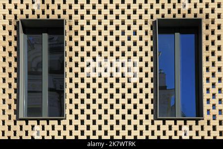 Fenêtres du bâtiment de bureau. Façade articulée et ventilée. Nid d'abeille et mosaïque de la façade de bâtiment Bardage. Moderne, tendance et innovant Banque D'Images