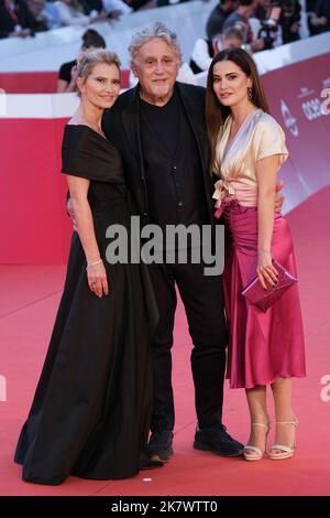 18 octobre 2022, Rome, Rome, Italie : Andrea Roncato avec Nicole Moscariello et Giulia Elettra Gorietti pour le film « la Californie » sur tapis rouge pendant les 6th jours du Festival du film de Rome. (Credit image: © Elena Vizzoca/Pacific Press via ZUMA Press Wire) Banque D'Images