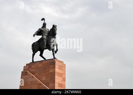 Bichkek, Kirghizistan - 11 septembre 2022 : monument du héros national Manas Aykol Manas. Ala trop place dans le centre-ville. Banque D'Images