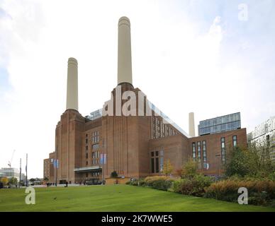 Vue extérieure du réaménagement de la centrale électrique de Battersea, Londres, Royaume-Uni. Ouvert en octobre 2022. Montre le parc au bord de la rivière et l'entrée. Banque D'Images