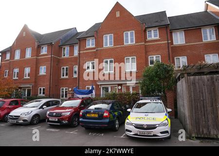 La scène dans School Lane à Banbury, Oxfordshire, après la mort d'un homme de 88 ans dans un centre de vie assisté. Une femme de 53 ans, originaire du Northamptonshire, a été arrêtée mardi pour meurtre et reste en garde à vue. Date de la photo: Mercredi 19 octobre 2022. Banque D'Images