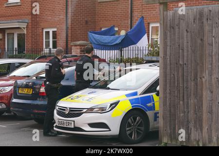 Des policiers sur les lieux à School Lane à Banbury, dans l'Oxfordshire, après la mort d'un homme de 88 ans dans un centre de vie assisté. Une femme de 53 ans, originaire du Northamptonshire, a été arrêtée mardi pour meurtre et reste en garde à vue. Date de la photo: Mercredi 19 octobre 2022. Banque D'Images