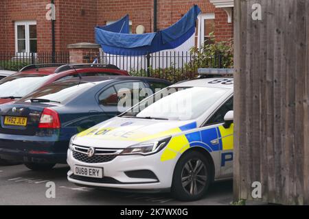 La scène dans School Lane à Banbury, Oxfordshire, après la mort d'un homme de 88 ans dans un centre de vie assisté. Une femme de 53 ans, originaire du Northamptonshire, a été arrêtée mardi pour meurtre et reste en garde à vue. Date de la photo: Mercredi 19 octobre 2022. Banque D'Images