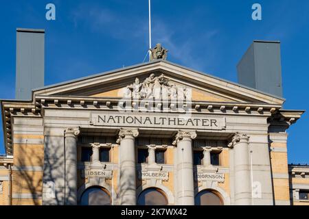 Oslo, Norvège - 15 octobre 2022: La partie supérieure du bâtiment du Théâtre national est montrée, Oslo, Norvège. Banque D'Images