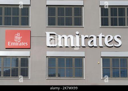 Oslo, Norvège - 15 octobre 2022 : gros plan du panneau Emirates sur le bâtiment de bureaux à Oslo, Norvège. Banque D'Images