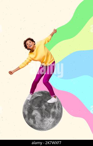 Image verticale de collage créatif de jeunes positifs rêve belle femme lune rêves les vagues colorées ont plaisir profiter de l'imagination inspiré Banque D'Images