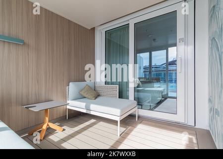 Cabine avec terrasse du bateau de croisière Costa Smeralda dans le port de Marseille, France, le 02/10/2022. Banque D'Images