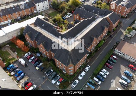 Une vue aérienne de la scène dans School Lane à Banbury, Oxfordshire, après la mort d'un homme de 88 ans dans un centre de vie assisté. Une femme de 53 ans, originaire du Northamptonshire, a été arrêtée mardi pour meurtre et reste en garde à vue. Date de la photo: Mercredi 19 octobre 2022. Banque D'Images