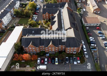 Une vue aérienne de la scène dans School Lane à Banbury, Oxfordshire, après la mort d'un homme de 88 ans dans un centre de vie assisté. Une femme de 53 ans, originaire du Northamptonshire, a été arrêtée mardi pour meurtre et reste en garde à vue. Date de la photo: Mercredi 19 octobre 2022. Banque D'Images