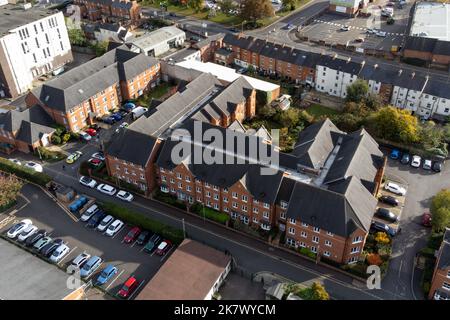 Une vue aérienne de la scène dans School Lane à Banbury, Oxfordshire, après la mort d'un homme de 88 ans dans un centre de vie assisté. Une femme de 53 ans, originaire du Northamptonshire, a été arrêtée mardi pour meurtre et reste en garde à vue. Date de la photo: Mercredi 19 octobre 2022. Banque D'Images