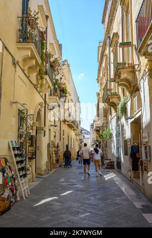 La rue piétonne via Giuseppe Libertini est une rue principale du centre de Lecce, pleine de boutiques et de restaurants. Pouilles (Puglia), Italie. Banque D'Images