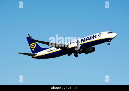Ryanair Boeing 737-8AS décollage à l'aéroport de Birmingham, Royaume-Uni (EI-EGA) Banque D'Images