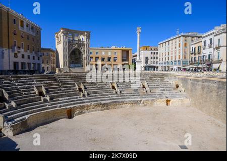 En partie excavé amphithéâtre romain du deuxième siècle dans le centre de Lecce, Pouilles (Puglia), Italie. Banque D'Images