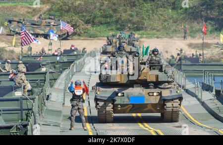 Les chars K-2 de l'armée sud-coréenne traversent un pont flottant lors d'un exercice conjoint Corée du Sud-États-Unis de traversée de rivière dans le cadre de l'exercice militaire annuel Hoguk à Yeoju. L'armée nord-coréenne a averti la Corée du Sud de mettre fin à ce qu'elle appelle des « provocations dans les zones de première ligne », après avoir de nouveau tiré des centaines de tirs d'artillerie dans les zones tampons maritimes près de sa frontière en réponse aux exercices sur le terrain en cours dans le Sud. Banque D'Images